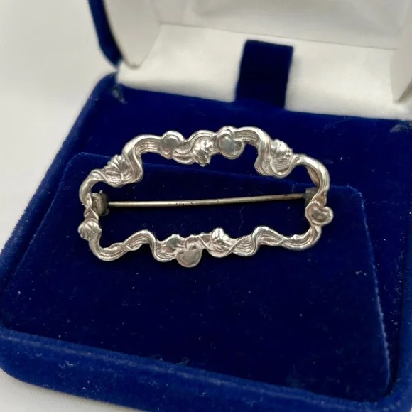 Antique Ribbon Silver Brooch​​ - Picture 2 of 7